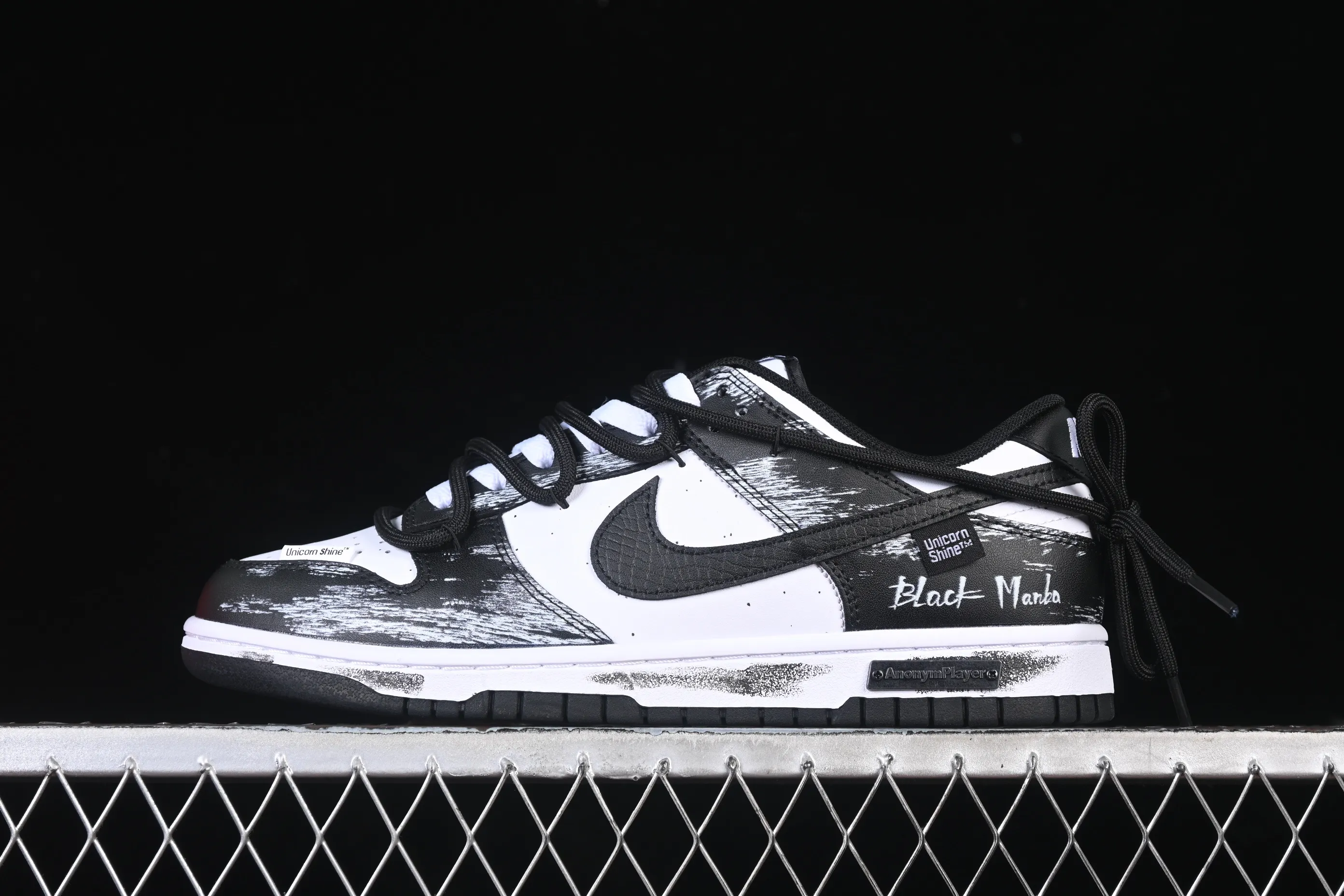All categories Nk SB Dunk Series Nk SB Dunk Low High-end customized low-top sneakers Nike SB Dunk Low Punk style black and white straps High-end customized low-top casual sneakers DD1391-100